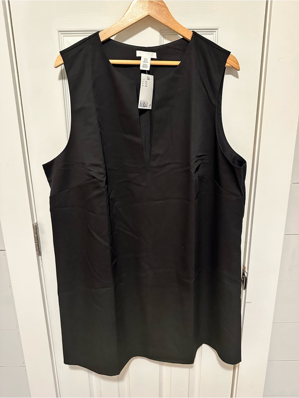 H&M Black Sleeveless V-Notch Shift Dress